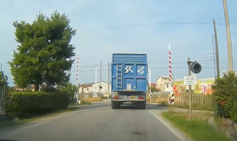 Passaggio a livello chiuso a Borgo San Martino